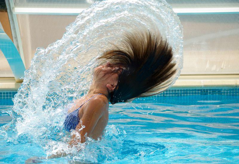 女孩在泳池里面甩头发