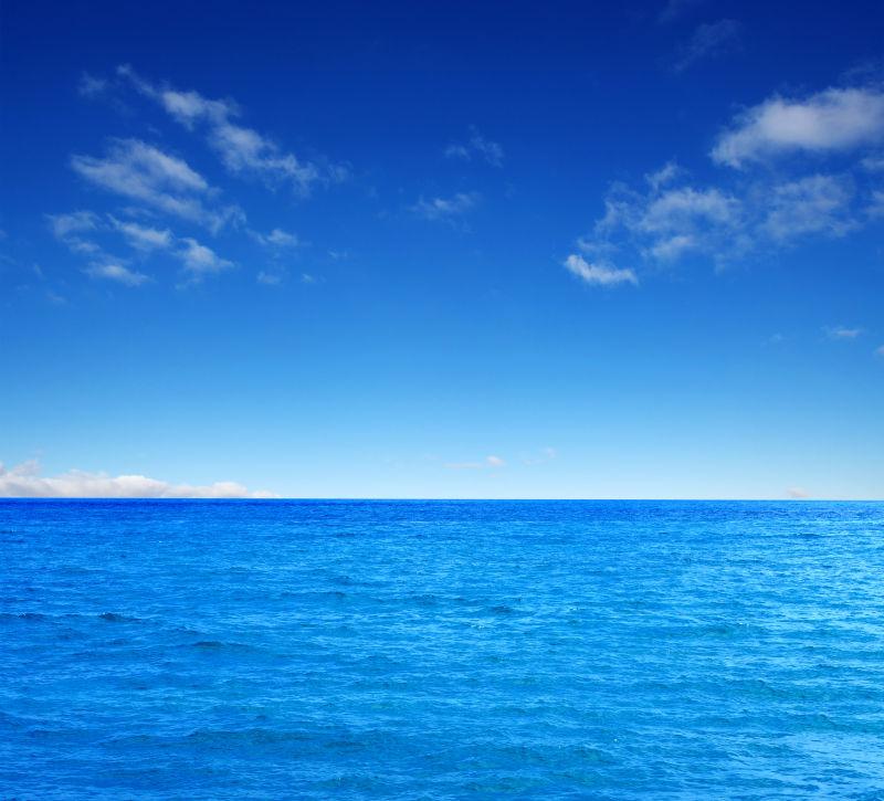 美丽的蓝天与大海
