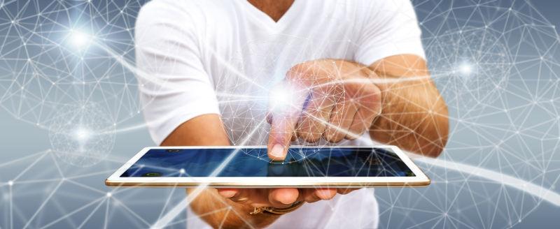 利用数据网络的男性商人