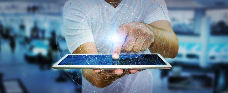 办公室使用互联网网络的商人