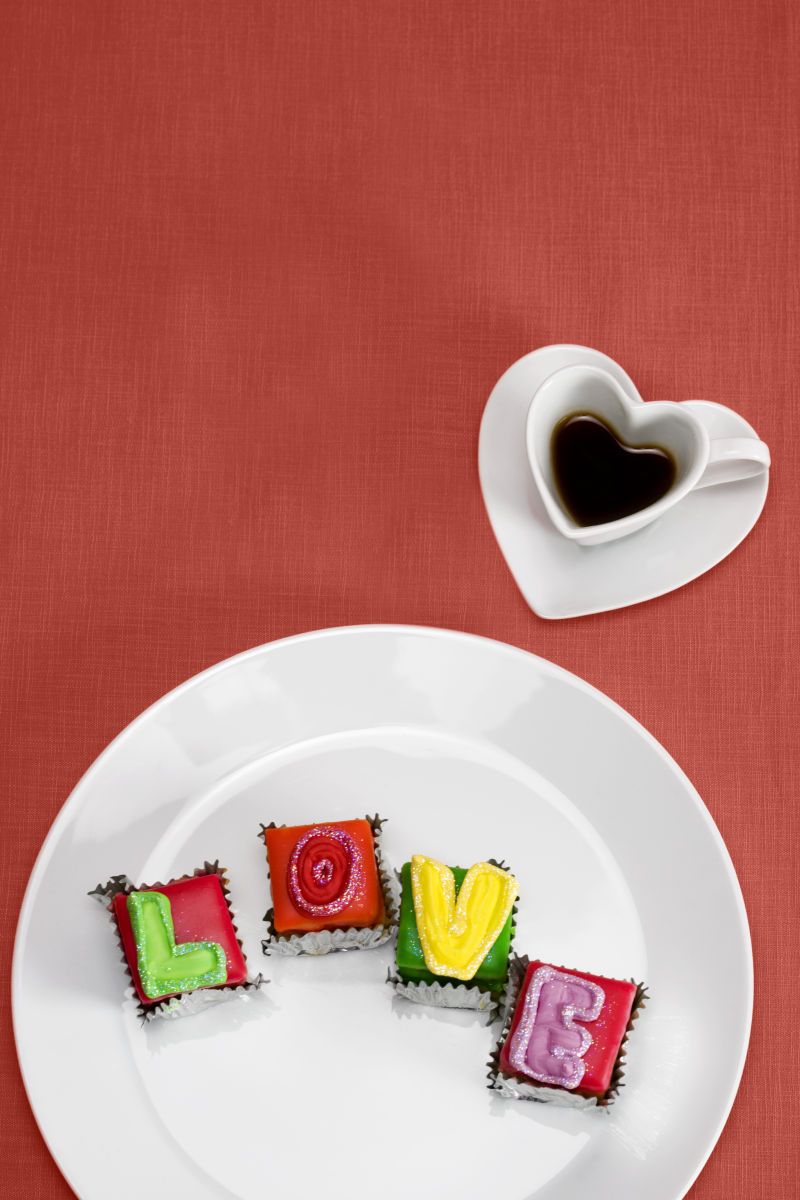 饼干拼写love和心形咖啡杯