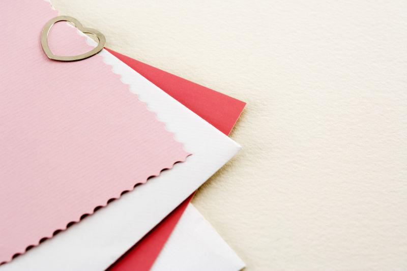 彩纸上的心形夹