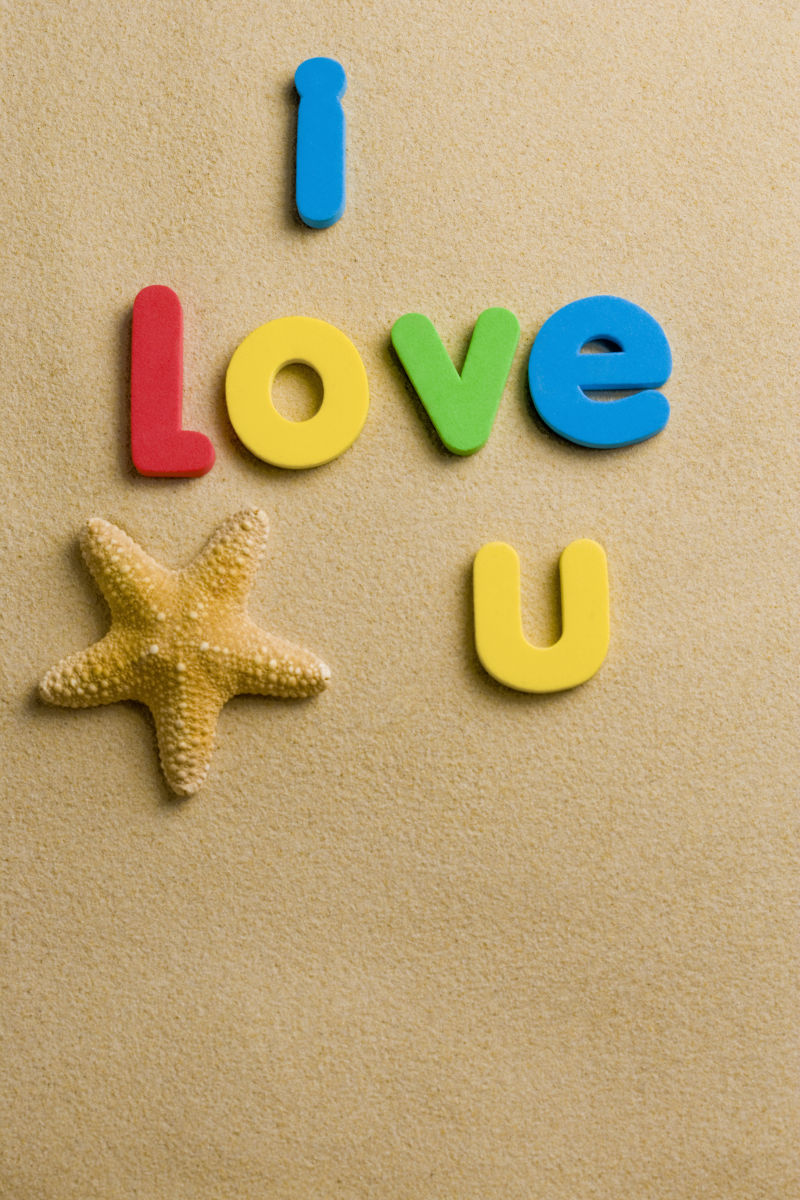 沙滩上的字母我爱你拼写