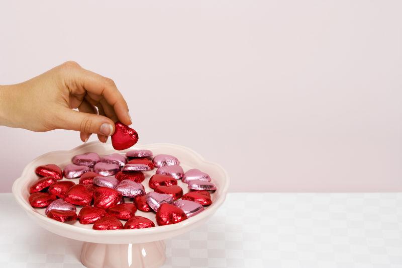 盘子里的心形糖果