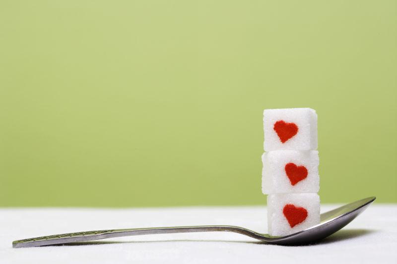 勺子上的心形方糖