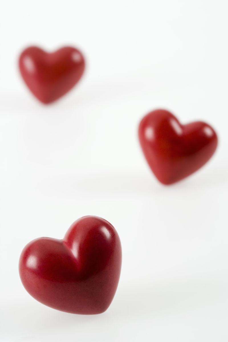 白色背景下的红色心形糖果