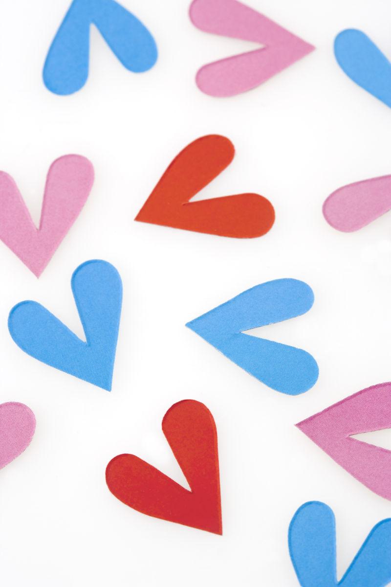 白色背景下的心形彩纸