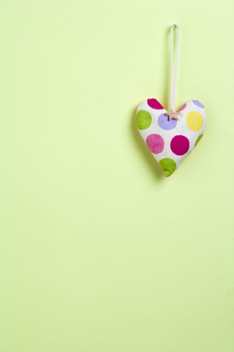 墙上挂着的心形装饰