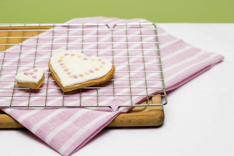 烘焙架上的心形饼干