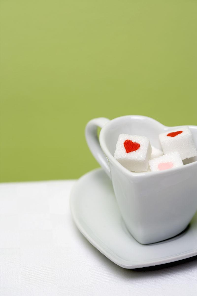 咖啡杯中的爱心方糖