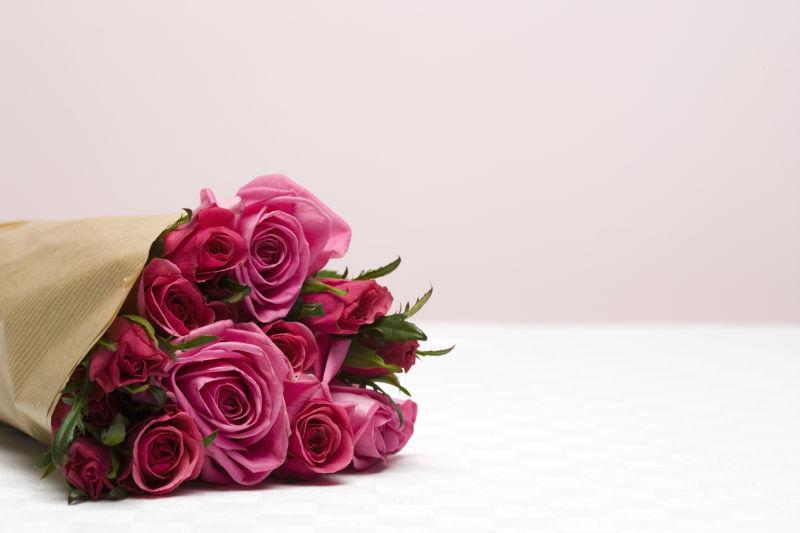 美丽的粉玫瑰花束