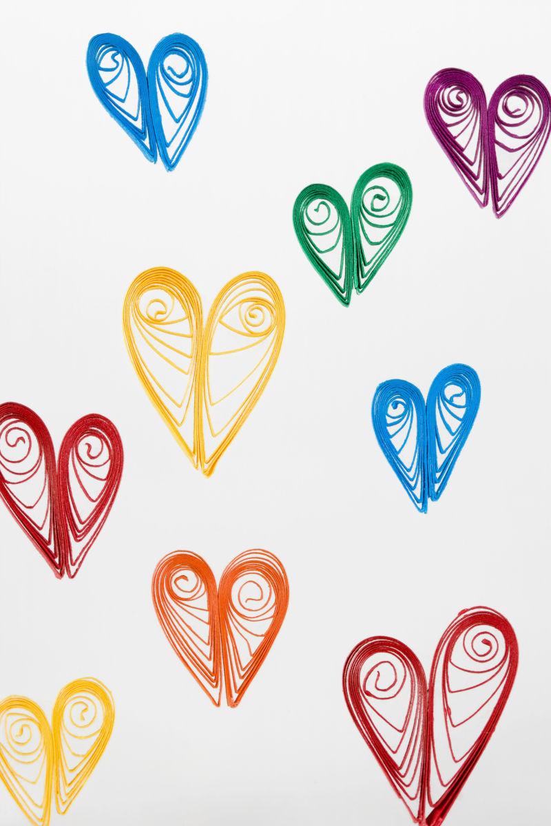 白色背景下的五彩心形装饰