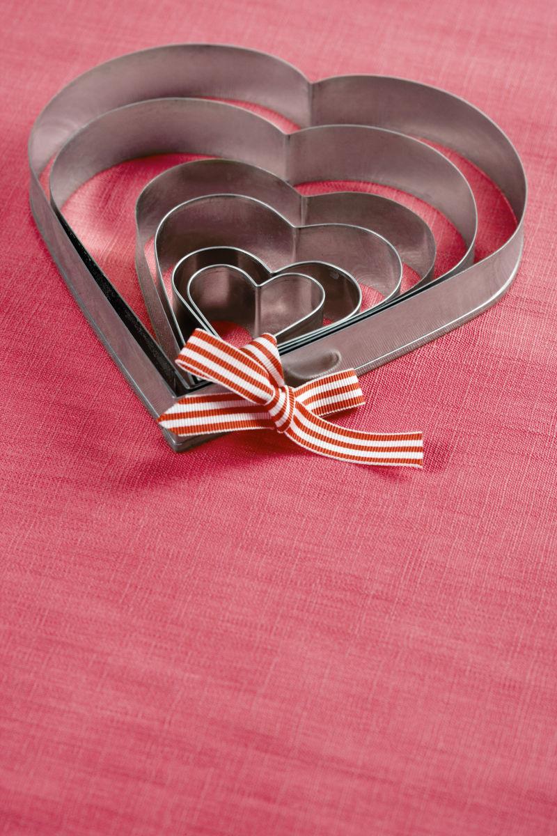 红色背景下的心形烘烤刀