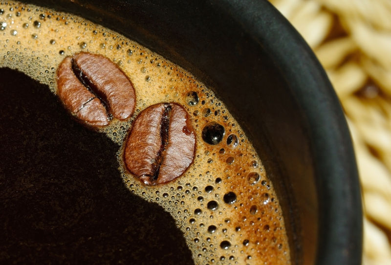 咖啡豆浮在一杯咖啡表面上