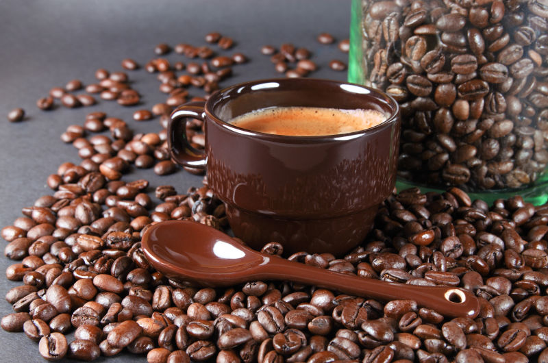 咖啡豆与一杯热咖啡