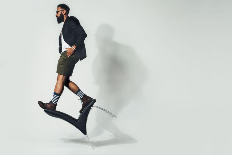 踩在椅子上的男人