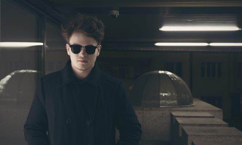 戴黑色墨镜严肃的男人