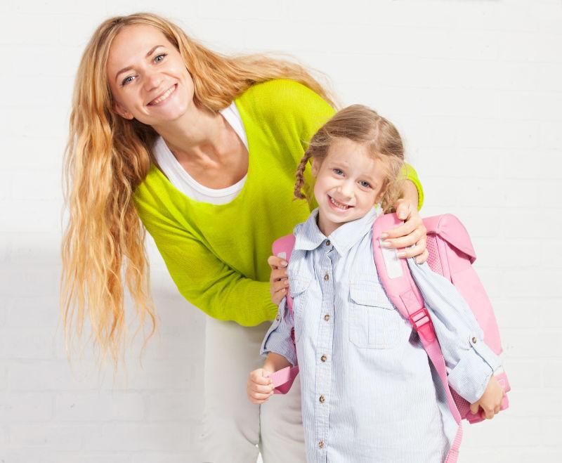母亲帮助女儿准备上学