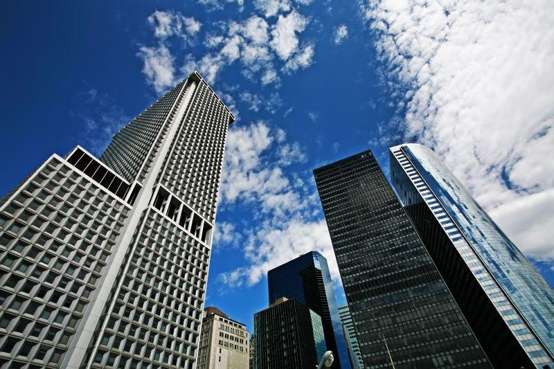 蓝天背景中的现代化城市大厦