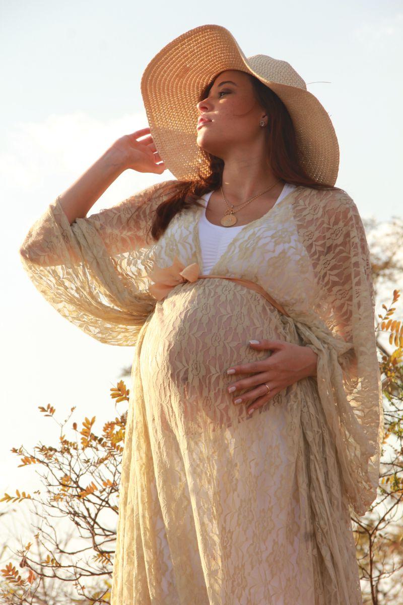 穿着时尚的礼服的怀孕的孕妇