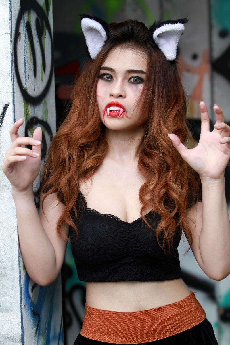 万圣节吸血鬼装扮的美女