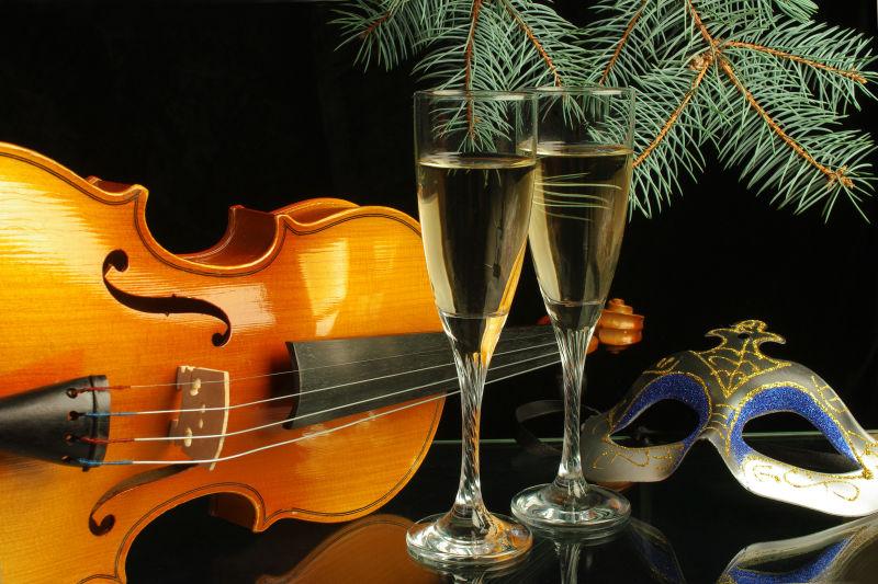 桌上的吉他香槟和面具