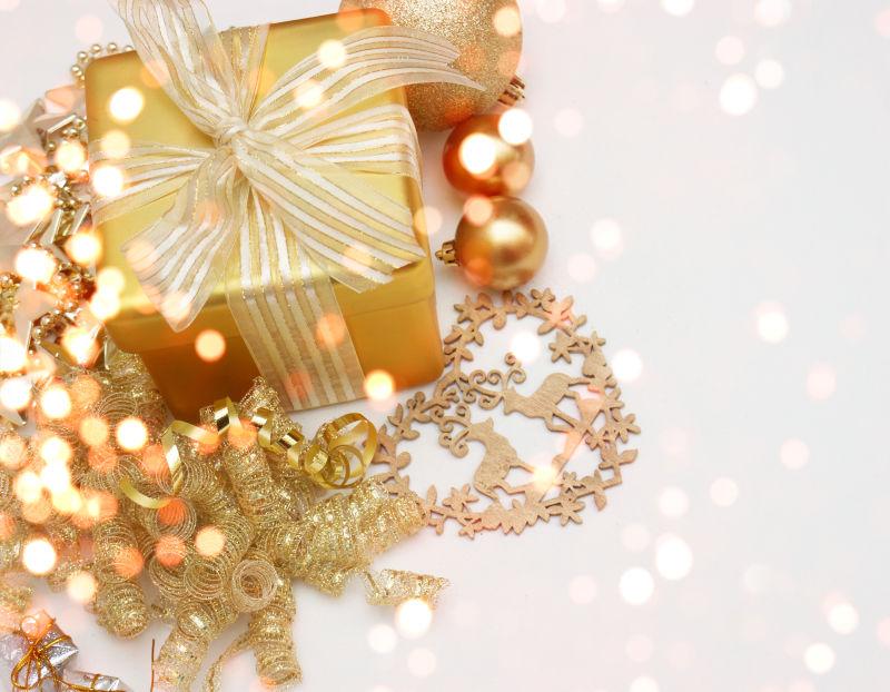 漂亮的金色圣诞礼物