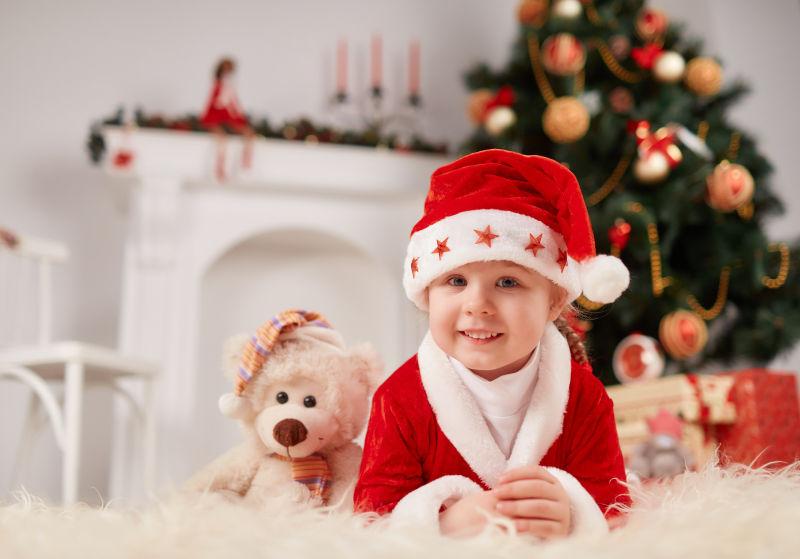 穿着圣诞服装的可爱的小朋友