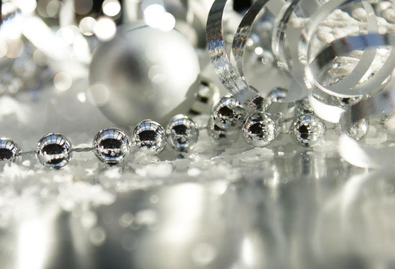 银色背景上的圣诞节银色装饰品