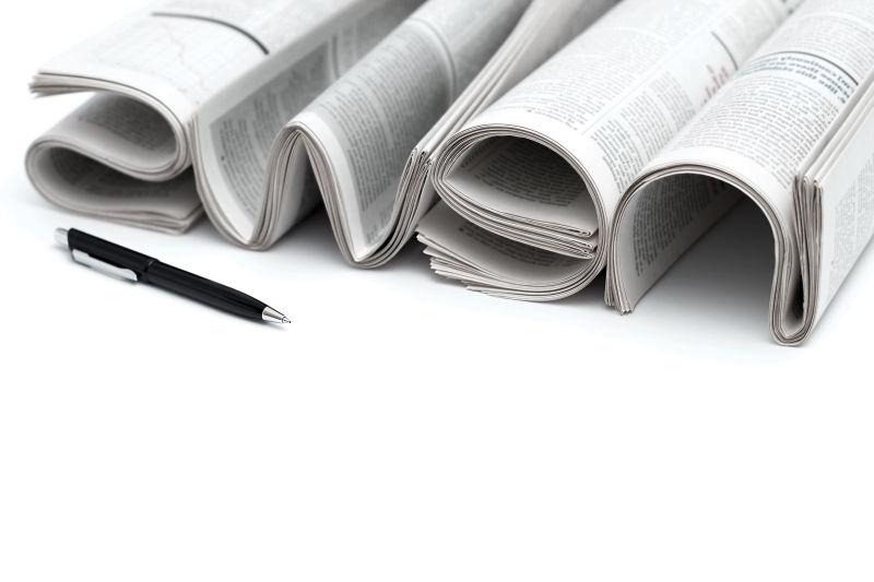 白色背景下的折叠新闻