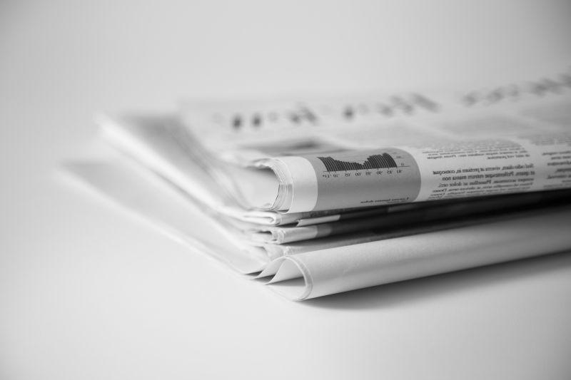 桌子上模糊的报纸