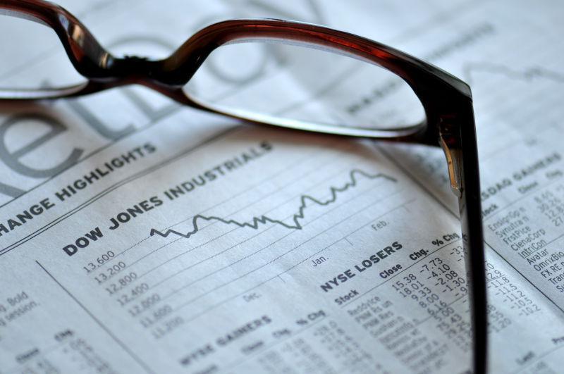 报纸上的股票分析和眼镜
