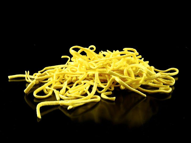 黑色背景上的黄色面条