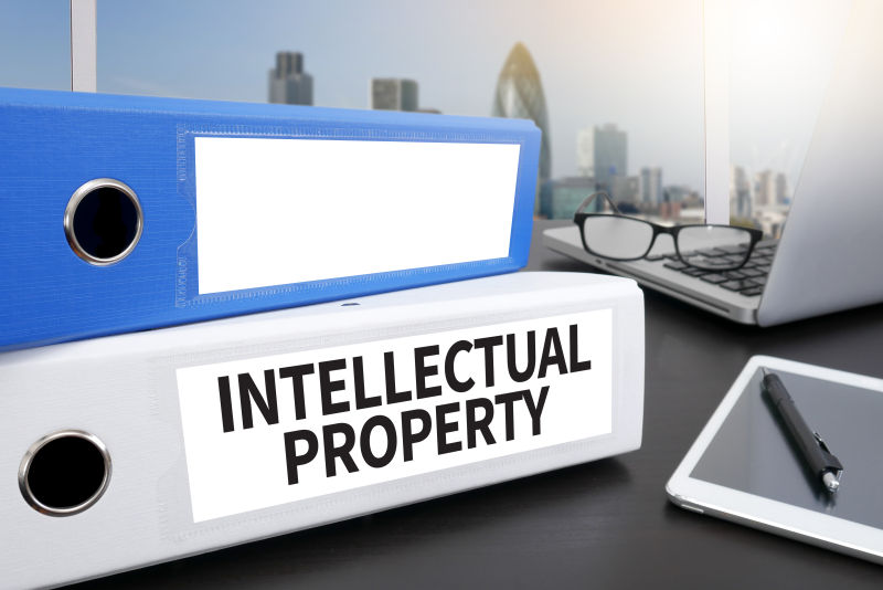 桌面上的文件夹与办公用品