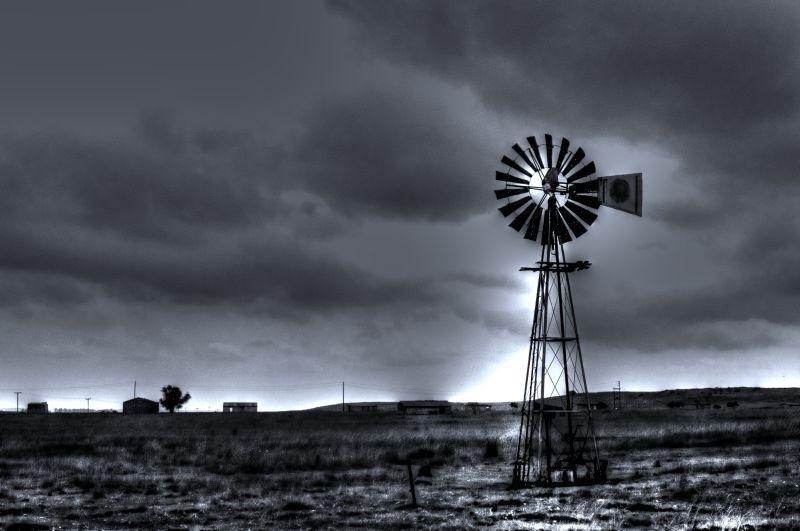 黑暗的天空下的风车