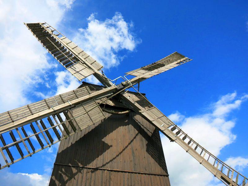 蓝天白云下的风车