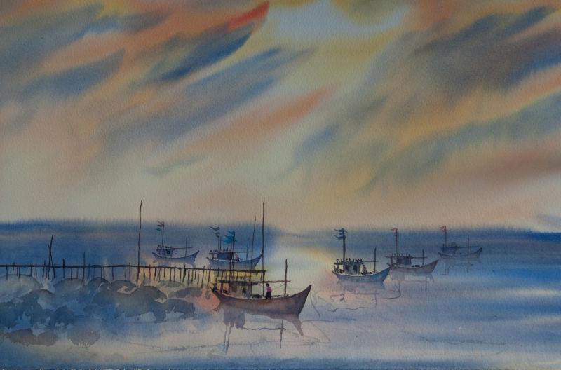 在日落背景的美丽的海景与渔船