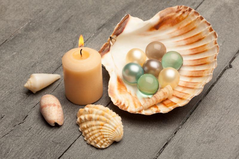 在木桌在壳里的彩色珍珠