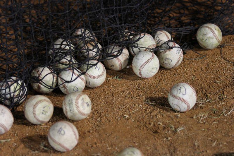 一堆棒球场在地上
