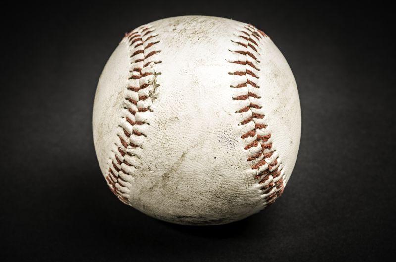 黑色背景下的棒球