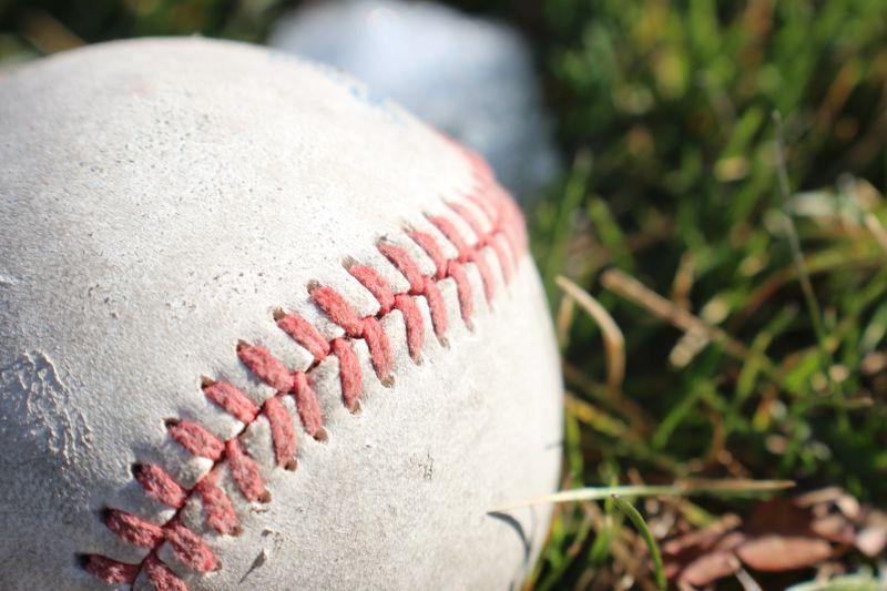 在棒球场草地上的棒球