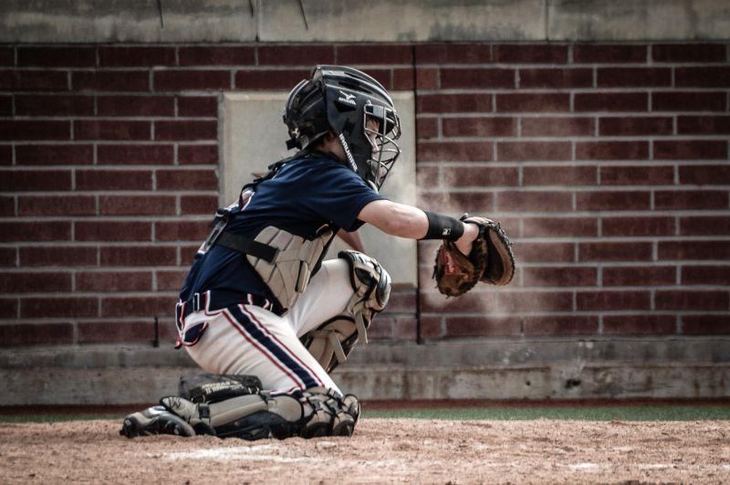 在棒球场戴帽子的女运动员