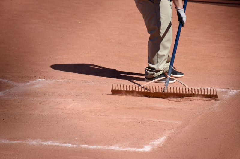 在操场施工的工人