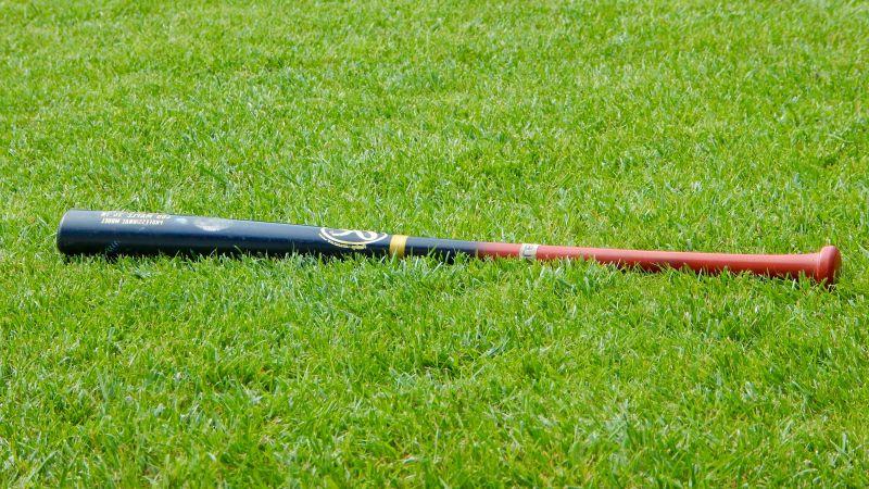 绿色草坪上的棒球