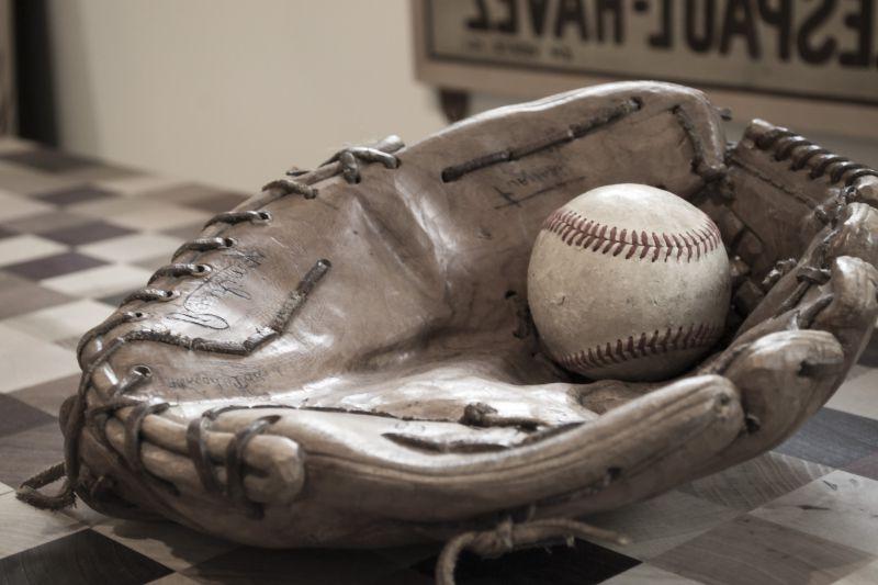 皮手套上的棒球特写