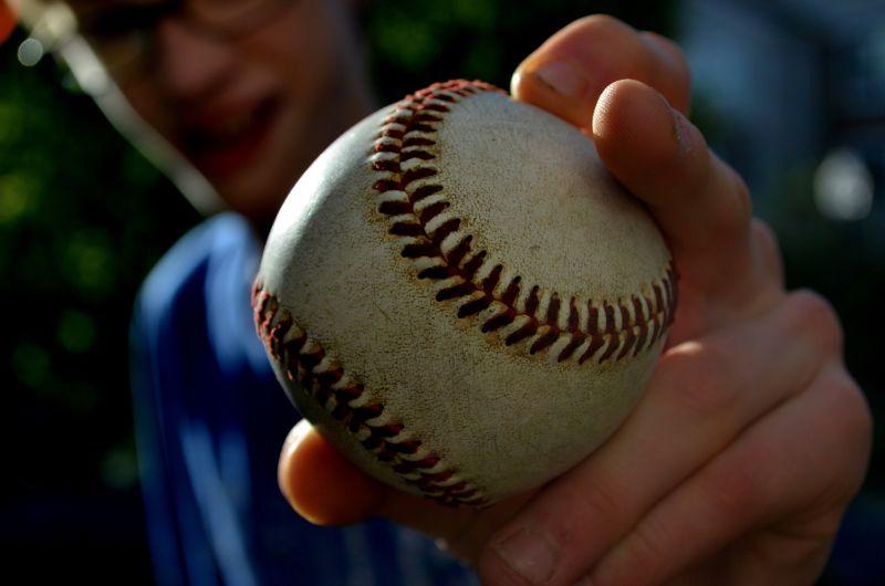 男人手里的棒球