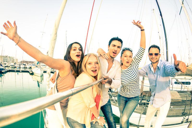 在豪华游艇上使用SelfeLoad进行自拍的最好的朋友