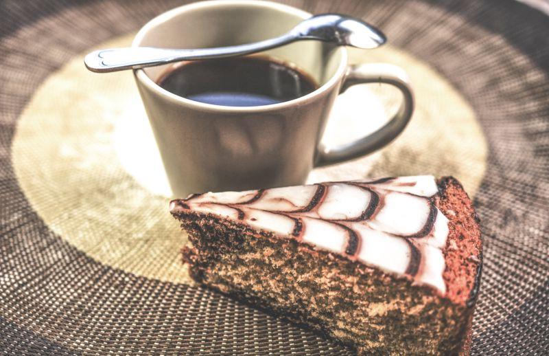 桌子上的蛋糕和咖啡