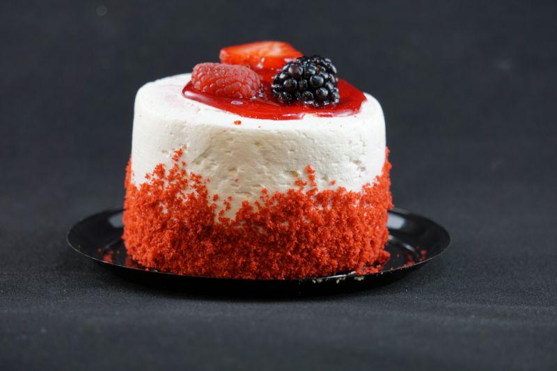 黑色盘子里的草莓蛋糕