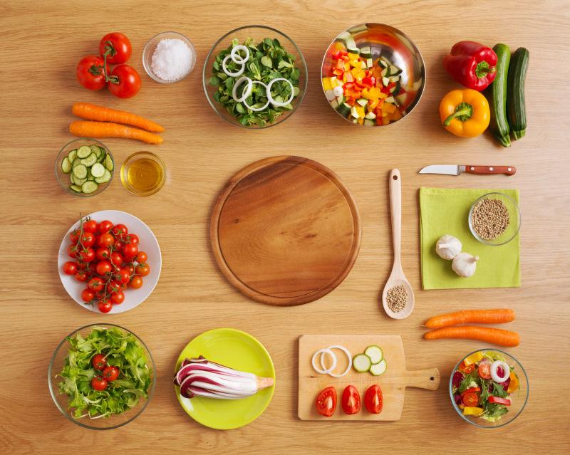 木桌上的各种新鲜食材